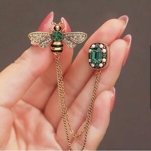Elegant Vintage Honeycomb Chain Brooch with Rhinestones